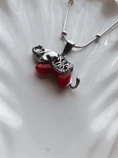 Elefante con piedra roja