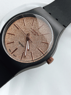 Reloj Fondo Gliter Malla Caucho Negra en internet