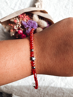 Pulsera roja con estrella en internet