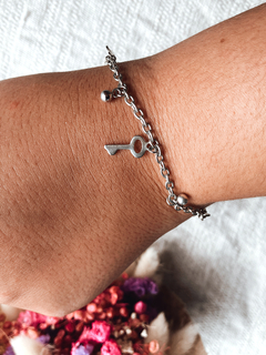 Pulsera con dijes llaves y bolitas - comprar online