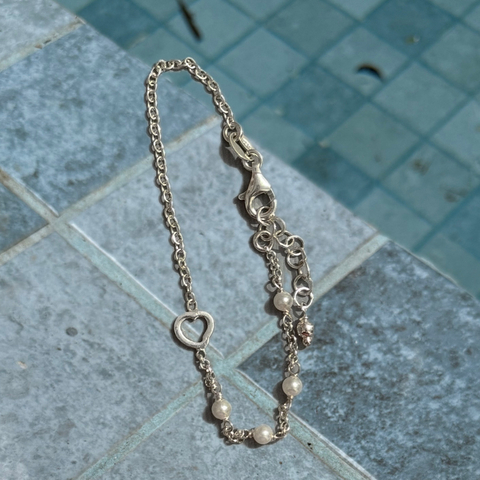 PULSEIRA CORAÇÃO ORGANICO VAZADO COM 4 PEROLAS