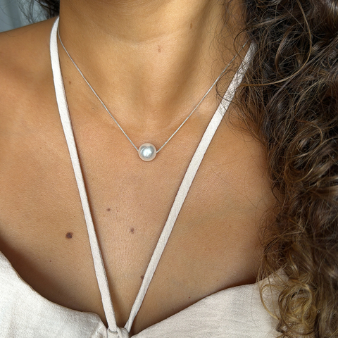 COLAR COM PINGENTE DE PEROLA SHELL G CENTRAL