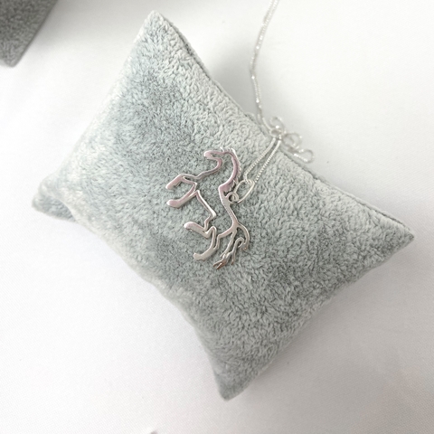 COLAR LONGO PINGENTE DE CAVALO VAZADO