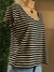 REMERA NEGRA RAYAS V - comprar online