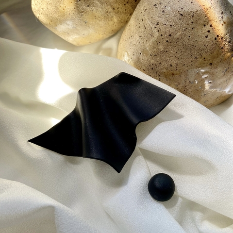 Brinco Margô Assimétrico Preto