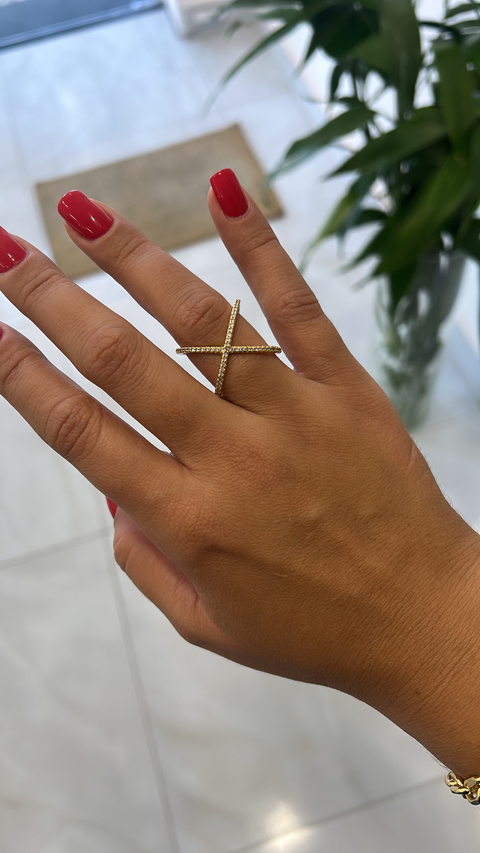 Anel x cravejado com zircônia branca