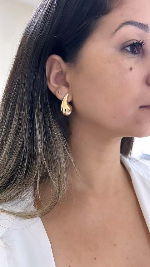 Brinco gota estilizada( escolha o banho)