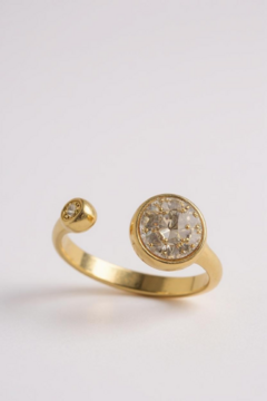 drusa platina com jato de ouro 18k,
com zirconias no circulo menor. 