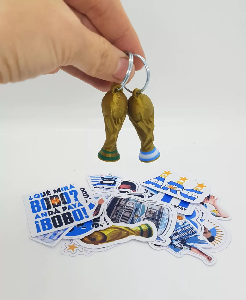 30 llaveros Copa + Stickers