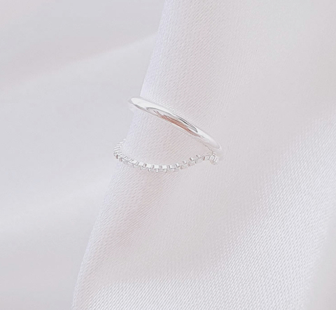 Piercing fake com corrente prata