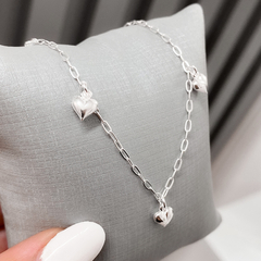 PULSEIRA COM TRES PINGENTES DE CORAÇÃO LISO DE PRATA na internet