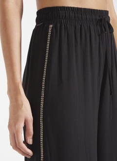 CALÇA COM FENDA DETALHE CORRENTES DE STRASS FORUM na internet