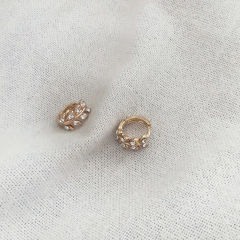 / ARGOLLAS HOJAS / - BAÑADOS EN ORO CON STRASS -