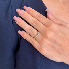 Anel Trabalhado em V ouro 18k - comprar online