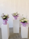 Ramo floral chico en florero amorfo - comprar online