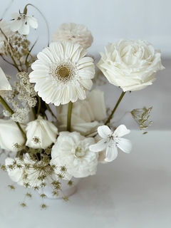 Arreglo floral en contenedor de ceramica redondo