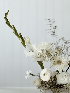 Arreglo floral en contenedor de ceramica rectangular - comprar online