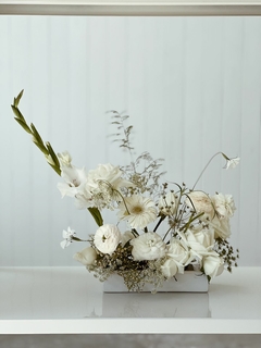 Imagen de Arreglo floral en contenedor de ceramica rectangular