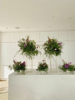 Arreglos florales en altura sobre estructura metalica dorada - comprar online