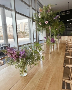 Arreglos florales en altura sobre estructura metalica dorada en internet