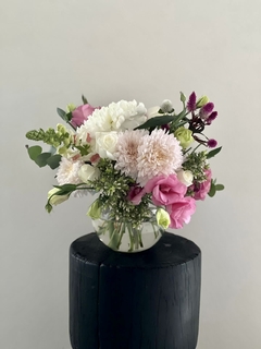 Ramo floral chico en florero tipo pecera - comprar online