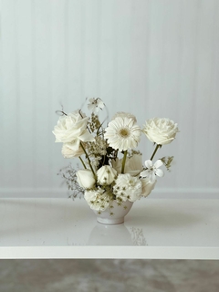 Arreglo floral en contenedor de ceramica redondo - tienda online