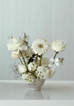 Imagen de Arreglo floral en contenedor de ceramica redondo