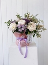 Ramo floral grande en florero amorfo - comprar online