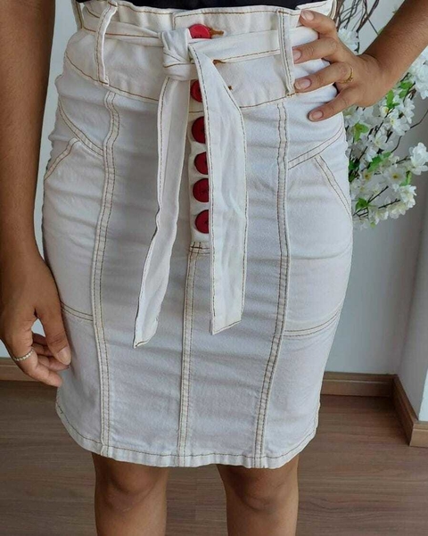 saia jeans com botões vermelhos