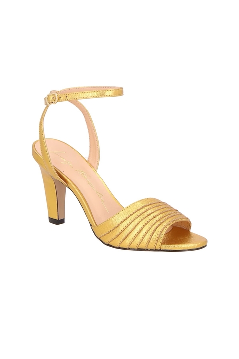 SANDÁLIA DE SALTO MÉDIO EM COURO METALIZADO OURO SOBREPOSTO - comprar online
