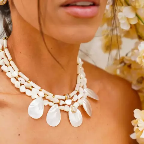 Colar Triplo de Madrepérolas, Pérolas e Detalhes Cravejados Dourado