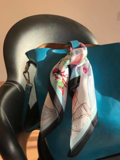 LENÇO BEIJA-FLOR -  Marcia Bittencourt design - Produtos estampados com Arte.  Lenços femininos, Almofadas e Telas Fineart