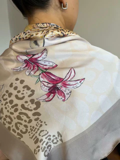 LENÇO ONÇA PRATA - comprar online