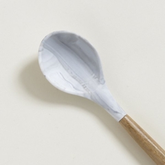 Cuchara de silicona con mango de madera en internet