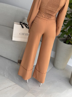 Calça Catarina Caramelo na internet