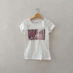 Casual estampado frontal- Calvin Klein Talla L