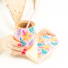 JUEGO MATE Y TABLITA MADERA FLORAL ROSA - comprar online