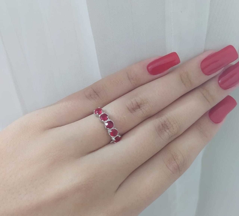 Anel Meia Aliança Pedra Vermelha