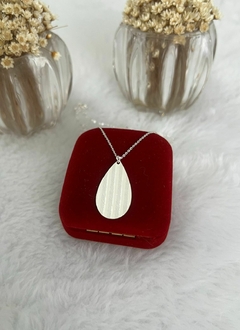 Colar Gota G com detalhes