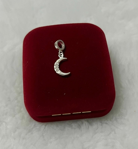 Berloque meia lua com pedrinhas