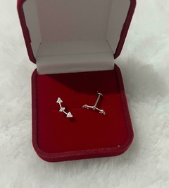 Piercing pra cartilagem flecha com pedrinhas de zircônia