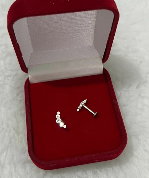Piercing pra cartilagem com pedrinhas redondas