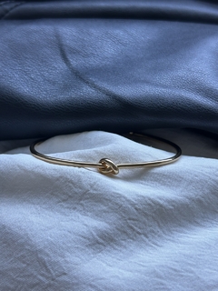 Bracelete nó dourado na internet