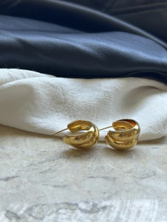 Brinco mini argola dupla entrelaçada dourado