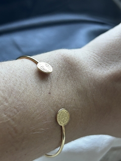 Bracelete são bento pontas dourado