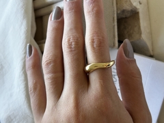 Anel ondulado liso dourado - comprar online
