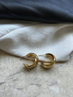 Brinco mini argola dupla entrelaçada dourado - comprar online