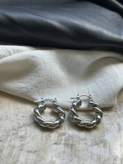 Brinco argola média torcida fecho italiano ródio branco - comprar online