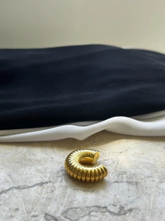 Piercing fake máxi riscado dourado