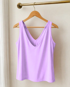 REMERA GINEVRA- Remera Básica Escote en V Lavanda